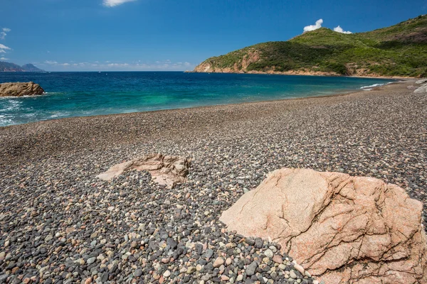 Rocas y playa de guijarros en Bussaglia en la costa oeste de Córcega — Foto de Stock