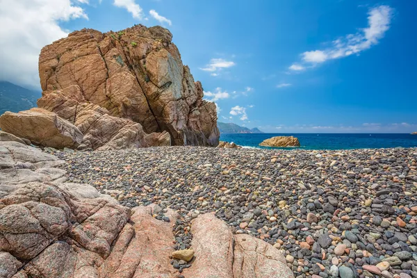 Rotsen en kiezelstrand bij bussaglia op west kust van corsica — Stockfoto