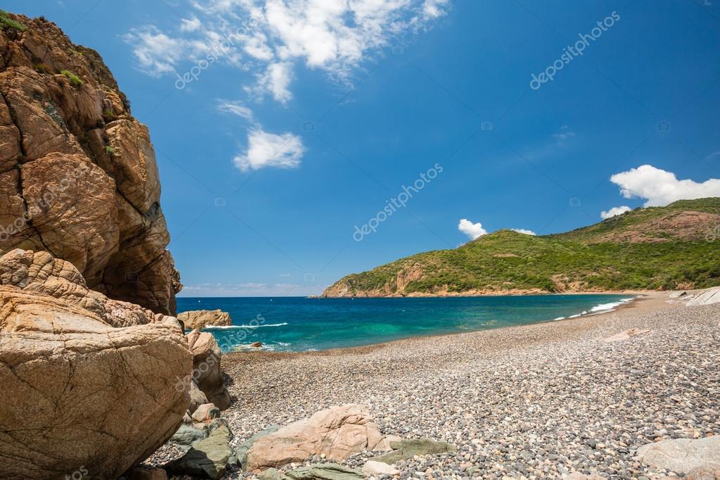 Rochers Et Plage De Galets à Bussaglia Sur La Côte Ouest De