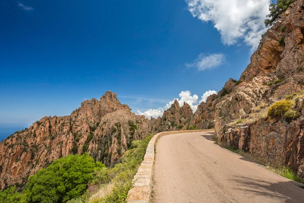 Straße durch die Calanches de Piana auf Korsika — Stockfoto