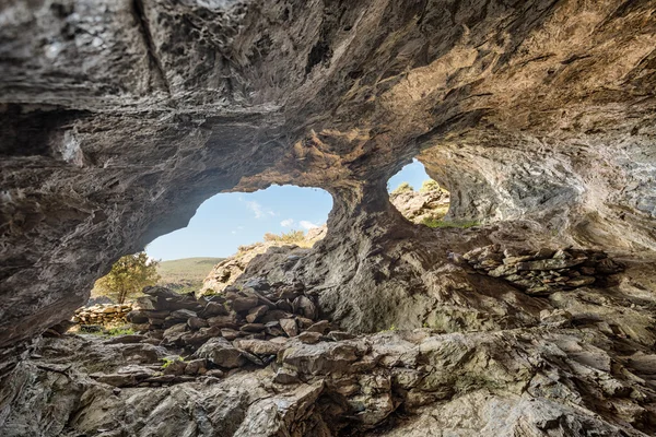 Widok z wewnątrz kopalni rudy żelaza w farinole na Korsyce — Zdjęcie stockowe