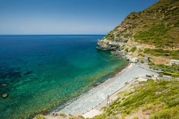 Plaża i genueńskiej wieży w czerń na cap corse — Zdjęcie stockowe