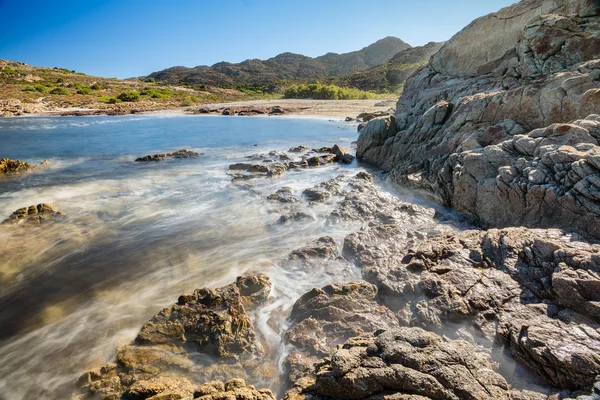 Stranden och klippiga kusten norr Korsika — Stockfoto