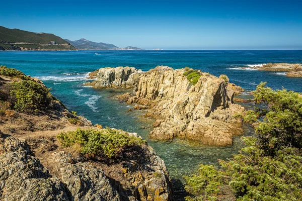 Costa della Corsica con L'Ile Rousse sullo sfondo — Foto Stock