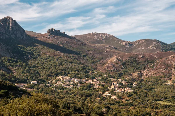 科西嘉岛Balagne地区的Feliceto村 后面有山 — 图库照片