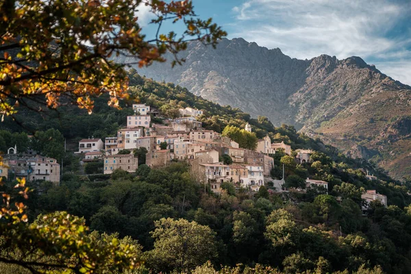 科西嘉岛Balagne地区的Nessa村 后面有山 — 图库照片