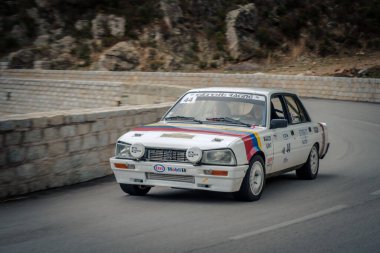 Occhiatana, Corsica, Fransa - 7 Ekim 2021: Serge Zele ve Philippe Bouvier, Peugeot 505 Turbo ile 2021 Tour de Corse Historique 'de yarıştılar.