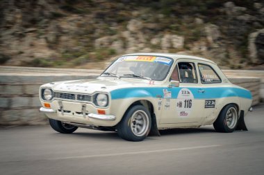 Occhiatana, Corsica, Fransa - 7 Ekim 2021: Petit Prost ve Corinne Boine, Ford Escort Mk1 ile 2021 Corse Tour de Historique 'de yarışıyorlar.