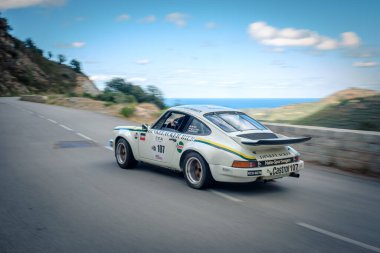 Occhiatana, Corsica, Fransa - 7 Ekim 2021: W. Cameron Healy ve Siri Healey, Porsche 911 Carrera RS ile 2021 Tour de Corse Historique 'de yarıştılar.