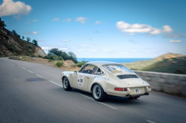 Occhiatana, Corsica, Fransa - 7 Ekim 2021: Thomas Pellegrin ve Marc Bernardi, Porsche 911 ile 2021 Corse Tour de Historique 'de yarıştılar.