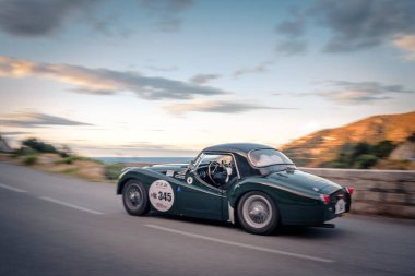 Occhiatana, Korsika, Fransa - 7 Ekim 2021: Jean Graziani ve Tony Avolio, 2021 Corse Tour de Corse Historique 'de Triumph TR2 ile yarışıyorlar.