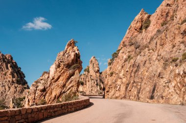 D81 yolu, Korsika 'daki Piana Çıtası' nın dramatik kaya oluşumlarından geçiyor.