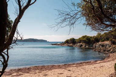 Korsika 'nın batı kıyısındaki tenha Plage de Chiuni plajı ve turkuaz Akdeniz.
