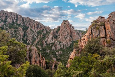 Korsika 'nın batı kıyısındaki UNESCO dünya mirası alanı Piana' nın Kargıları