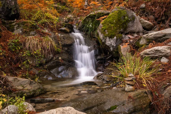 Long Exposure Image Small Stream Cascading Colourful Autumn Ferns Rocks — Stock Photo, Image