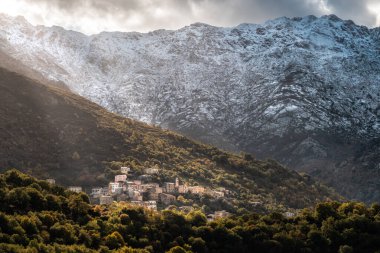 Kışın ilk karı Korsika 'daki antik Nessa köyünün üstündeki dağlarda.