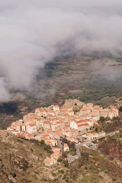 科西嘉岛巴莱涅地区古老的山村Speloncato的云雾遗留物 — 图库照片