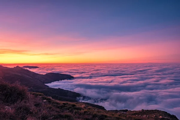 遠くのアルプスと日没でコルシカ島のバルーン地域でRegino谷と地中海上の雲の反転の上に表示 — ストック写真