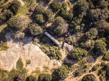 Algajola Anıtı 'nın havadan görünüşü. 1837 yılında 17.36m 'ye 2.74 m' lik büyük granit bir kolon Napolyon 1 'in heykelinde kullanılmak üzere kesilmesine karşın, Ajaccio' ya nakledilemedi ve hala kesildiği yerde yatıyor..