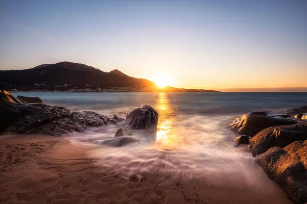 Zachód Słońca Nad Niewielką Piaszczystą Plażą Aregno Plage Korsyce Wioską — Zdjęcie stockowe