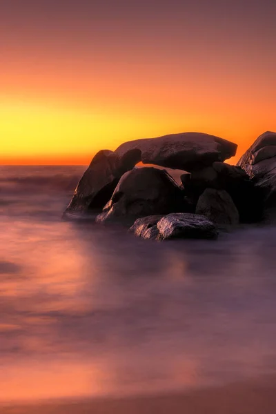 Zachód Słońca Nad Plażą Skalisty Wychodek Aregno Plage Pobliżu Algajola — Zdjęcie stockowe