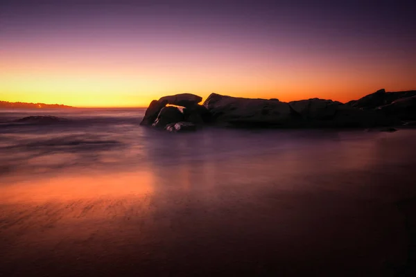 Zachód Słońca Nad Plażą Skalisty Wychodek Aregno Plage Pobliżu Algajola — Zdjęcie stockowe
