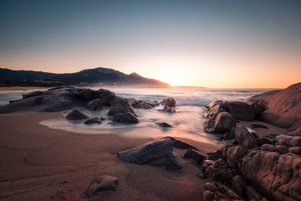 Zachód Słońca Nad Skalistą Zatoką Aregno Plage Korsyce Wioską Algajola — Zdjęcie stockowe