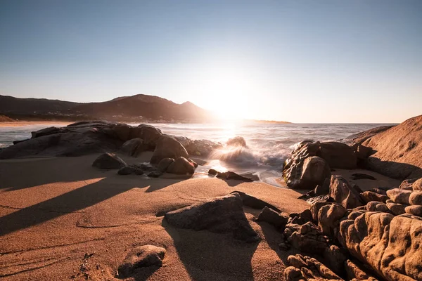 Sole Che Tramonta Una Baia Rocciosa Aregno Plage Nella Regione — Foto Stock