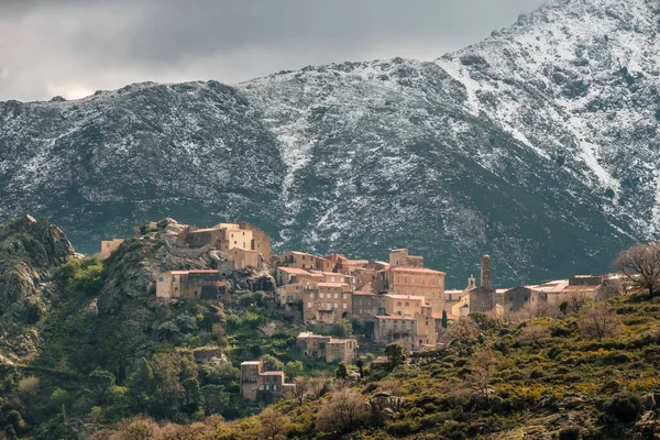 Villaggio Speloncato Nella Regione Della Balagna Corsica Con Montagne Innevate — Foto Stock