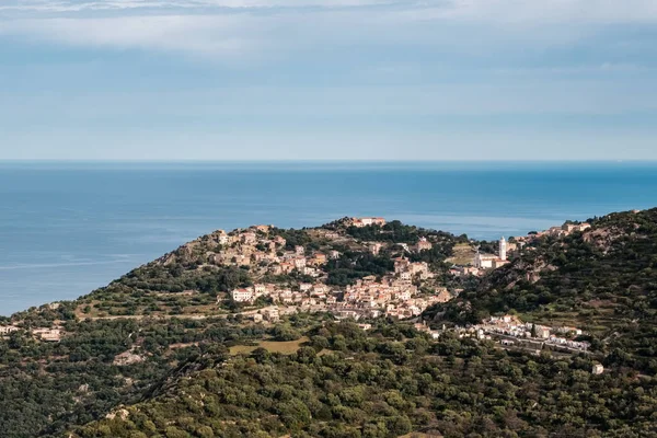 Hilltop Pueblo Corbara Región Balagne Córcega Con Mar Mediterráneo Distancia —  Fotos de Stock