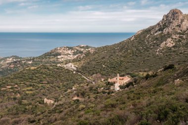 Korsika 'nın Balagne bölgesindeki Corbara Tepesi' nin dışındaki manastır.