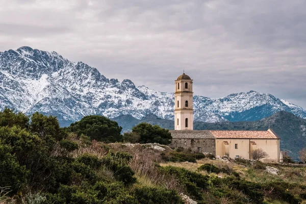 Kyrkan Byn Sant Antonino Balagne Regionen Korsika Med Snötäckta Berg — Stockfoto