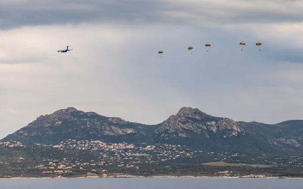 Σύνταγμα Αλεξιπτωτιστών Ξένων Rep Της Γαλλικής Λεγεώνας Των Ξένων Πηδούν — Φωτογραφία Αρχείου