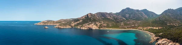 Korsika Nın Batı Kıyısında Turkuaz Akdeniz Kıyısındaki Kayalık Bir Koyda — Stok fotoğraf
