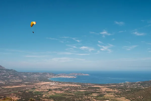 Tandem Paraglider Flies Bay Calvi Balagne Region Corsica — Stock Photo, Image