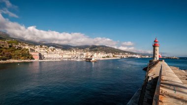 Korsika 'nın doğu kıyısındaki eski liman ve Bastia şehrine giriş.