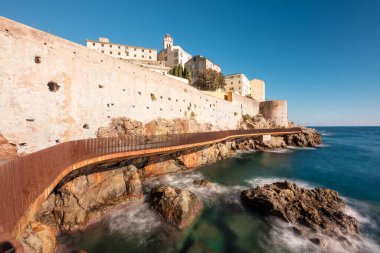 Korsika 'nın doğu kıyısındaki Bastia kalesinin altındaki kayalık doğu kıyısı ve şehir duvarı boyunca L' Aldilonda geçidi.
