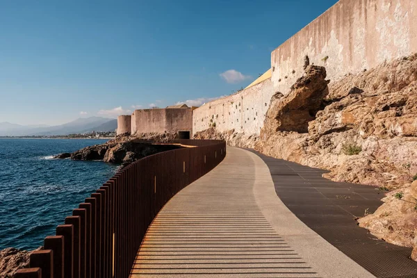 Promenaden Aldilonda Längs Den Steniga Östkusten Och Stadsmuren Nedanför Bastias Stockbild