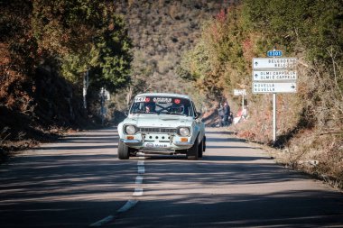 Novella, Corsica, Fransa - 7 Ekim 2022: Eric Duthoit ve Pascal Lopes, Ford Escort Mk1 ile 2022 Corse Tour de Historique 'de yarışıyorlar. Corse Tour de Corse Historique, adanın etrafındaki kapalı yol sahnelerinde düzenlenen yıllık bir klasik araba rallisidir..