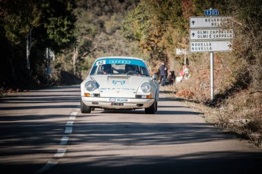 Novella, Corsica, Fransa - 7 Ekim 2022: Thomas Pellegrin ve Marc Bernadini 2022 Corse Tour de Historique 'de yarışmaktadırlar. Corse Tour de Corse Historique, adanın etrafındaki kapalı yol sahnelerinde düzenlenen yıllık bir klasik araba rallisidir..