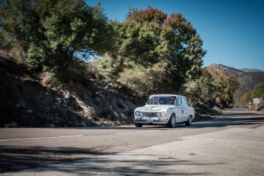 Novella, Corsica, Fransa - 7 Ekim 2022: Pierre Adamski ve Laurence Clement 2022 Corse Tour de Corse Historique 'de Alfa Romeo Giulia ile yarışıyorlar..