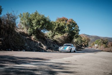 Novella, Corsica, Fransa - 7 Ekim 2022: Dominique Poggioli ve Stephane Desideri, Porsche 911 SC ile 2022 Tour de Corse Historique 'de yarıştılar..