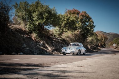 Novella, Corsica, Fransa - 7 Ekim 2022: Dominique Jouvin ve Cludine Jouvin, Porsche 956 ile 2022 Tour de Corse Historique 'de yarıştılar..
