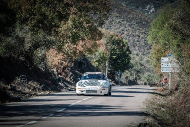 Novella, Corsica, Fransa - 7 Ekim 2022: Emmanuel Legrand ve Perrine Legrand, Porsche 911 Carerra RS ile 2022 Tour de Corse Historique 'de yarıştılar..