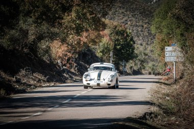 Novella, Corsica, Fransa - 7 Ekim 2022: Marc Petit ve Stephane Plagnat, Porsche 356 ile 2022 Corse Tour de Historique 'de yarıştılar..