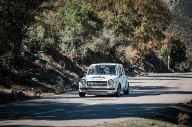 Novella, Corsica, Fransa - 7 Ekim 2022: Nicolas Cheyrouze ve Benoit D 'Halluin kendi Autobianchi A112 Abarth 2022 Corse Tour de Corse Historique yarışmalarına katıldılar..