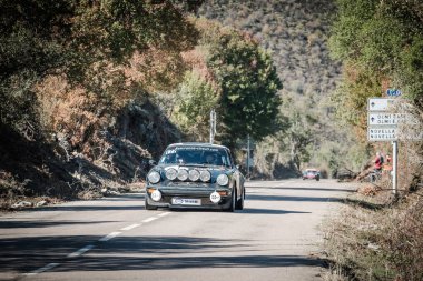 Novella, Corsica, Fransa - 7 Ekim 2022: Jean-Louis Gabrielli ve Miguel Moiola, Porsche 911 SC ile 2022 Corse Tour de Historique 'de yarıştılar..