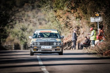 Novella, Corsica, Fransa - 7 Ekim 2022: Dede Papini 2022 Corse Tour de Corse Historique 'de BMW 325i ile yarışıyor..