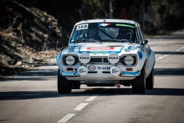 Novella, Corsica, Fransa - 7 Ekim 2022: Jean Gay ve Christian Boulanger, Ford Escort Mk1 ile 2022 Corse Tour de Historique 'de yarışıyorlar..