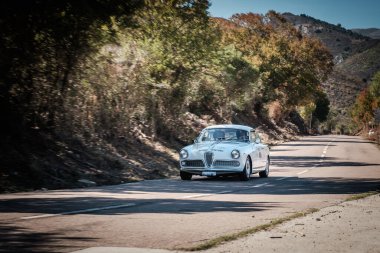 Novella, Corsica, Fransa - 7 Ekim 2022: Benoit Glon ve Gerald Fressonnet, 2022 Tour de Corse Historique 'de Alfa Romeo Giulia 10112 ile yarışıyorlar..